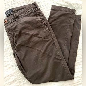 Men’s brown pants.